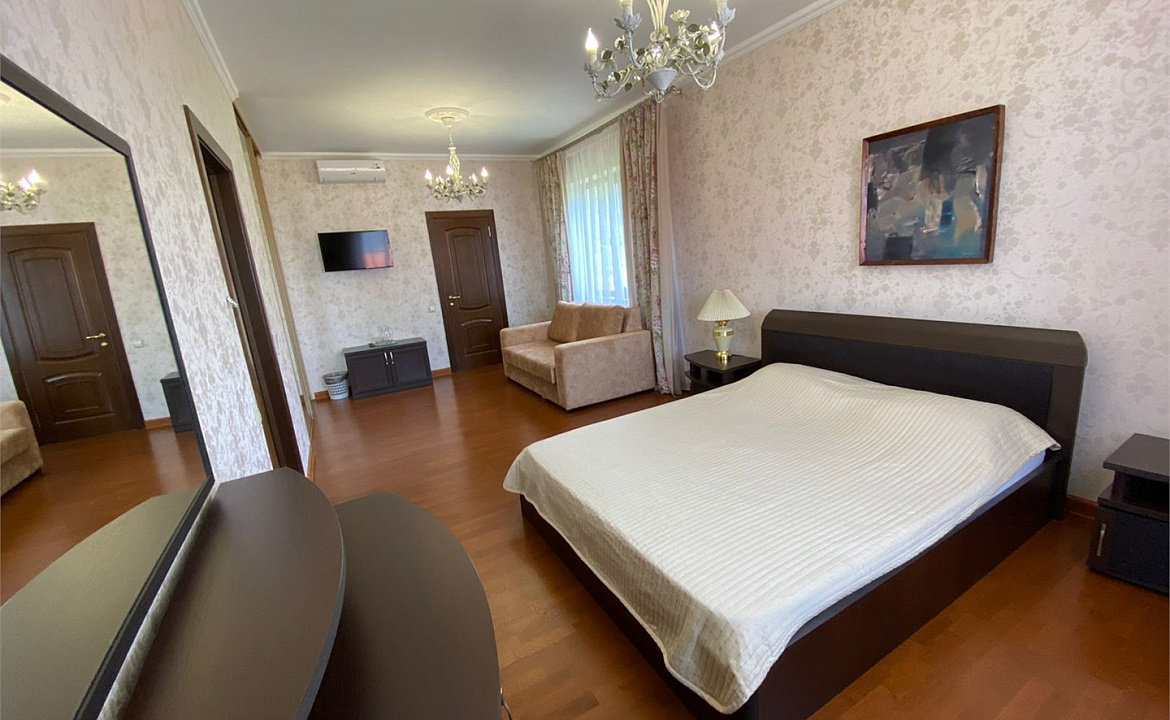 люкс четырехместный с видом в лес. Дом в Кедровой роще. Кабардинка