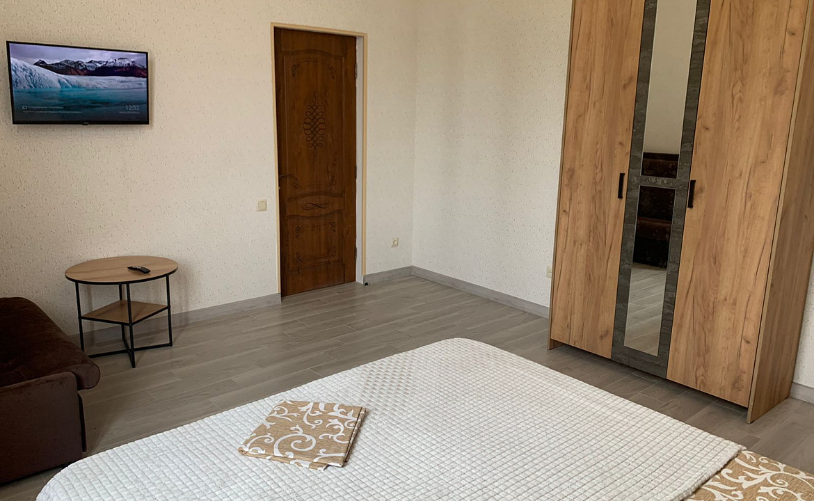 Апартаменты с кухней на два номера. Гостевой дом ЭЙВА. Пицунда