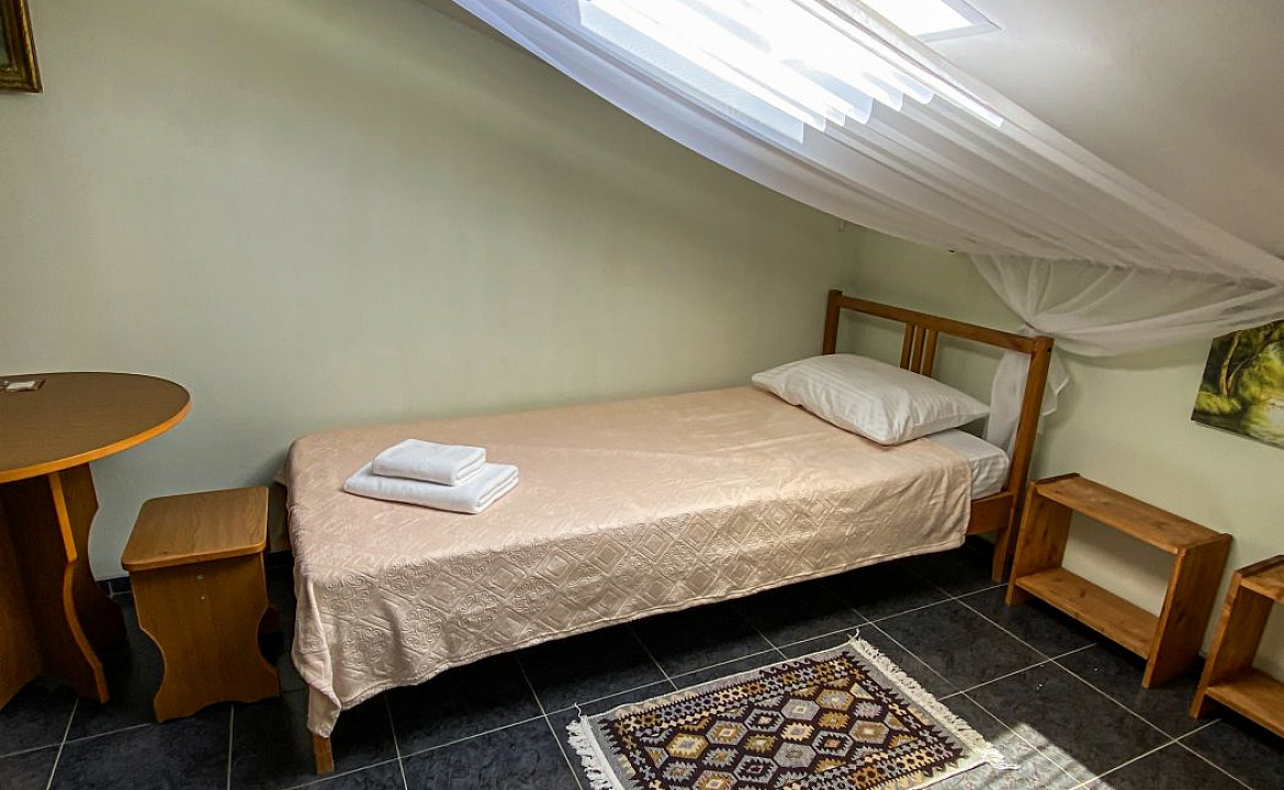 Эконом 2х-местный на мансардном этаже. Гостевой дом Волна. Нижнее Джемете