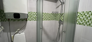 Квартира в многоквартирном доме Стильная студия у моря с видом на горы