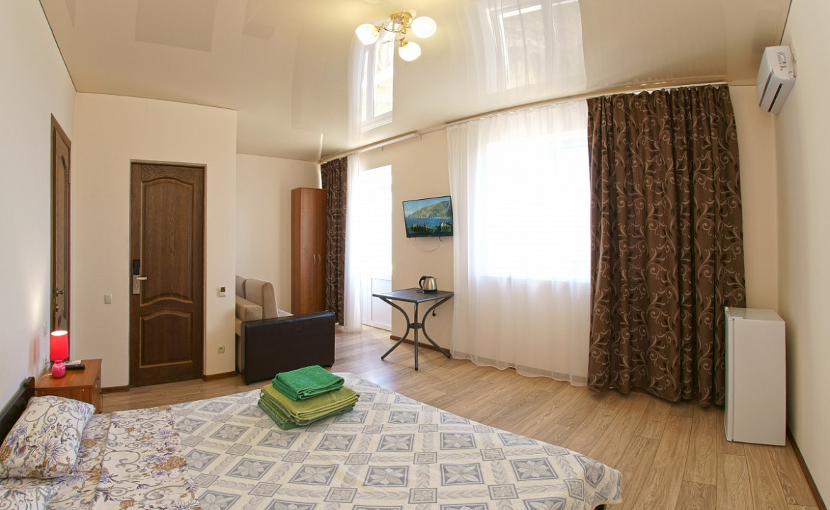 ДВУХМЕСТНЫЙ УЛУЧШЕННЫЙ ЮГ С БАЛКОНОМ. Отель "Ягуар". Гурзуф