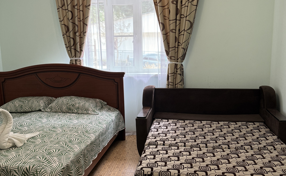 Семейный 3-х комнатный 1 этаж. Гостевой дом "Пантера". Гагра