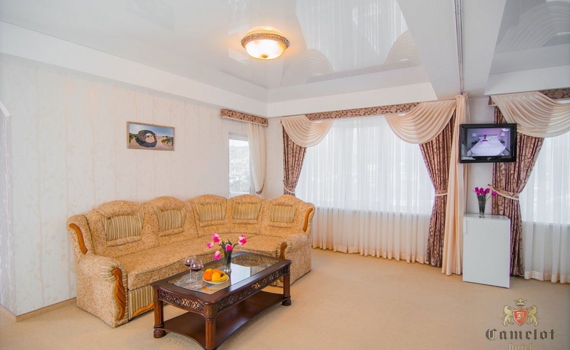 ЛЮКС. Отель «Камелот». Малореченское