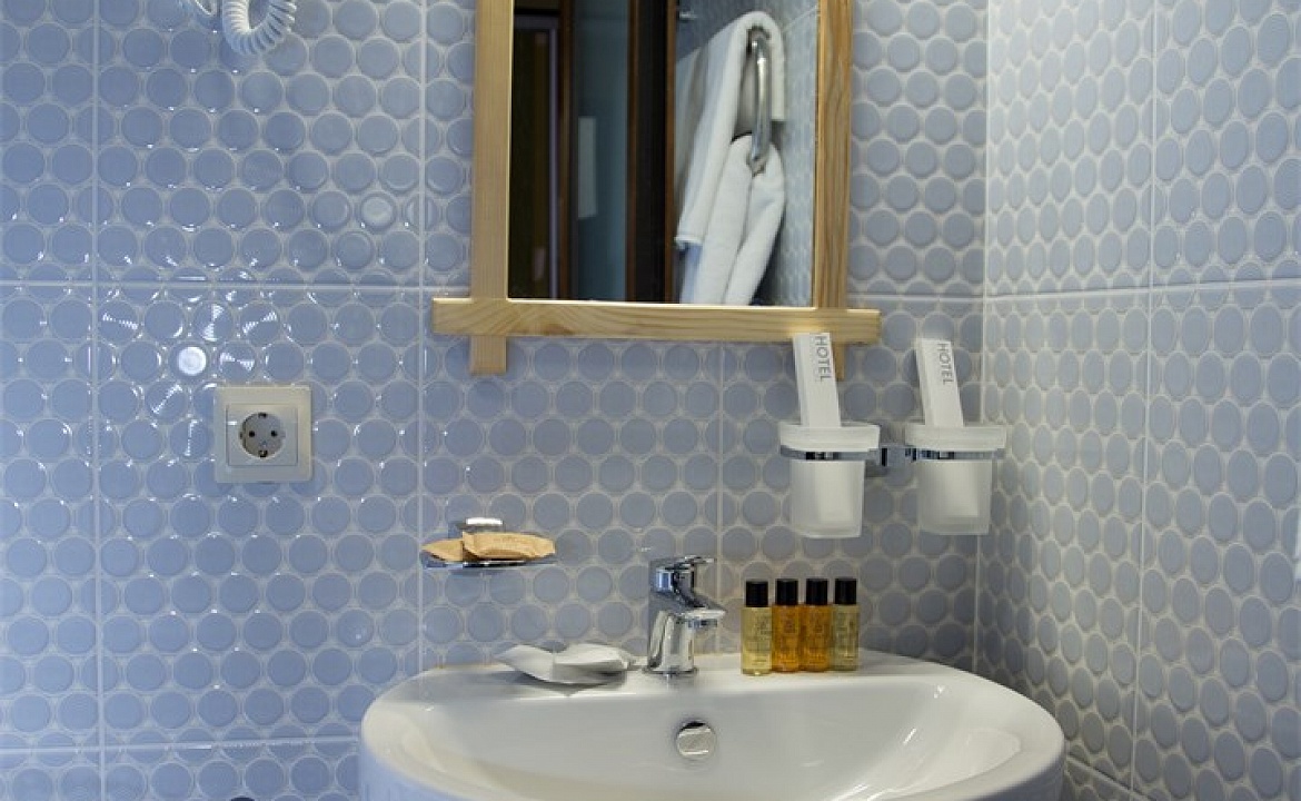 Стандарт двухместный с видом на море и горы King Size. Гостевой комплекс "Чижик Пыжик". Никита