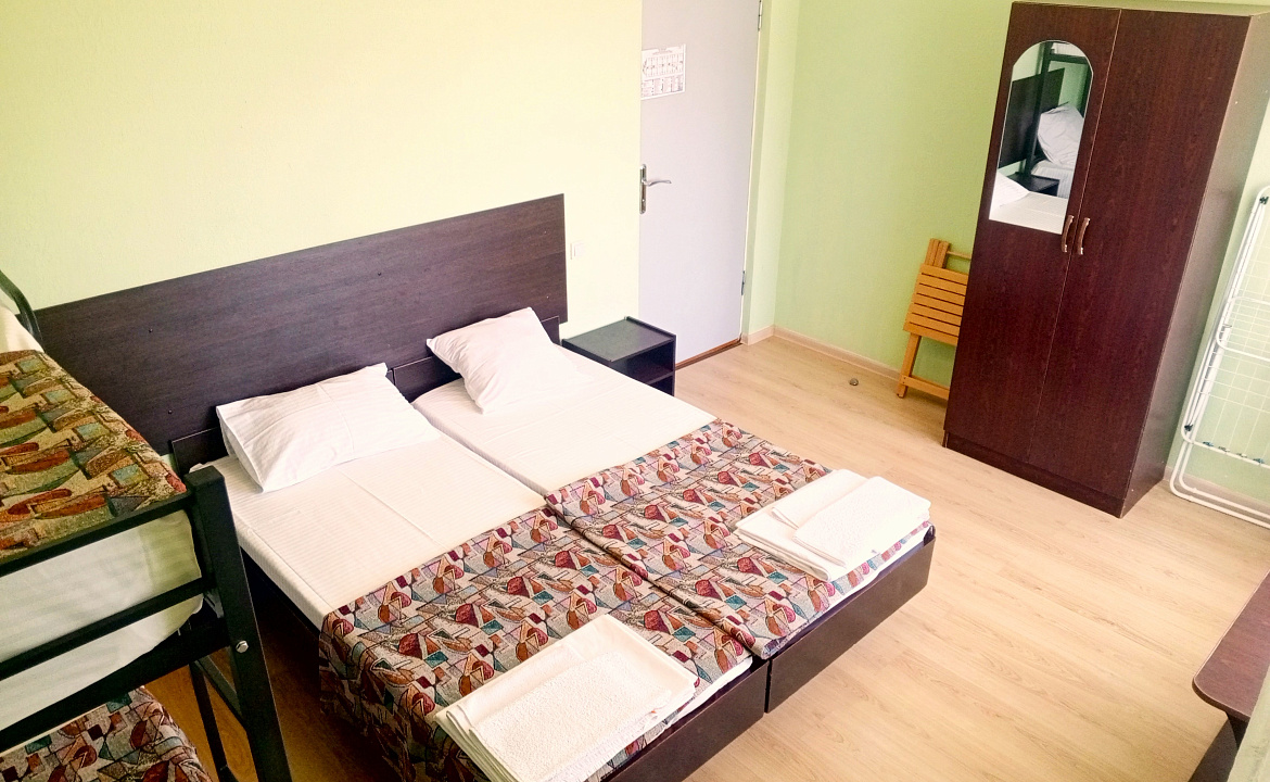 Четырёхместный номер с балконом. Отель "Гермес" . Вардане Четырёхместный номер с балконом. Отель "Гермес" . Вардане