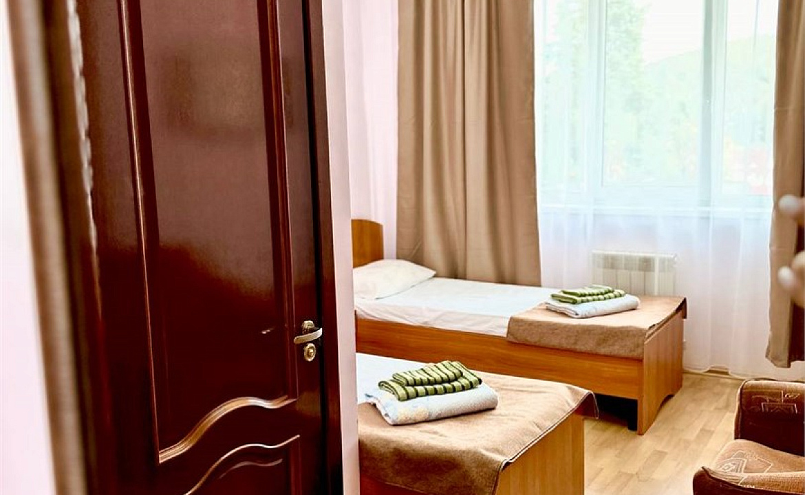 Cтандарт 2х местный с двумя кроватями и доп местом. Отель LooBeach SeaView. Лоо