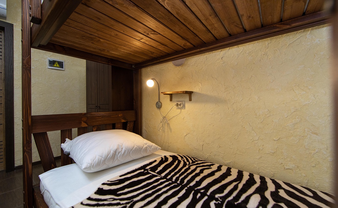 Двухъярусная кровать в общем номере для мужчин с 2 кроватями. Хостел Bamboo Hotel. Адлер
