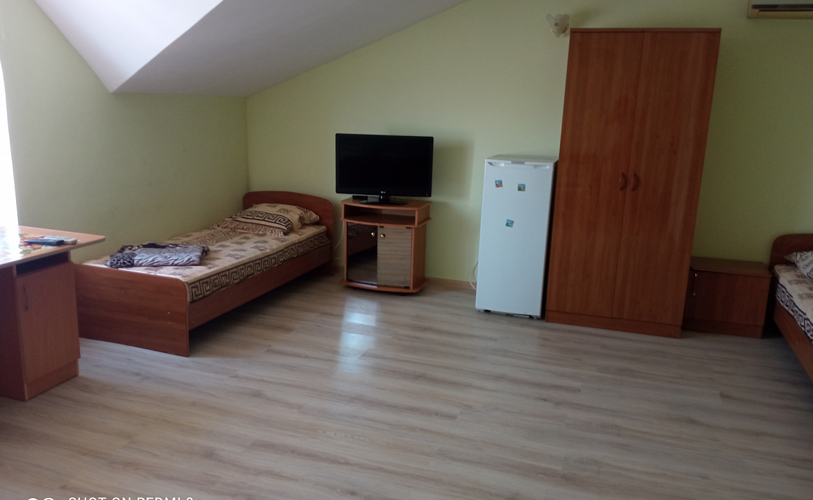 Комната на 5  человек с удобствами. Гостевой дом Семейный пансион. Геленджик