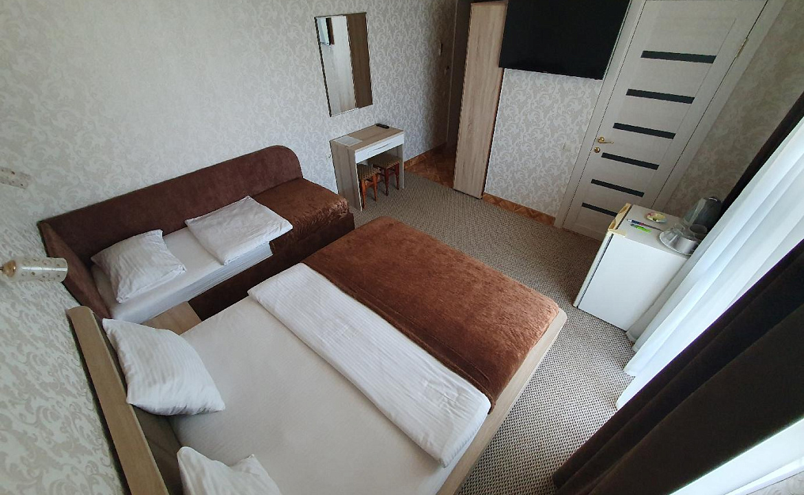 3-х местный стандарт. Гостиница  № 56 Семейный **. Симферополь