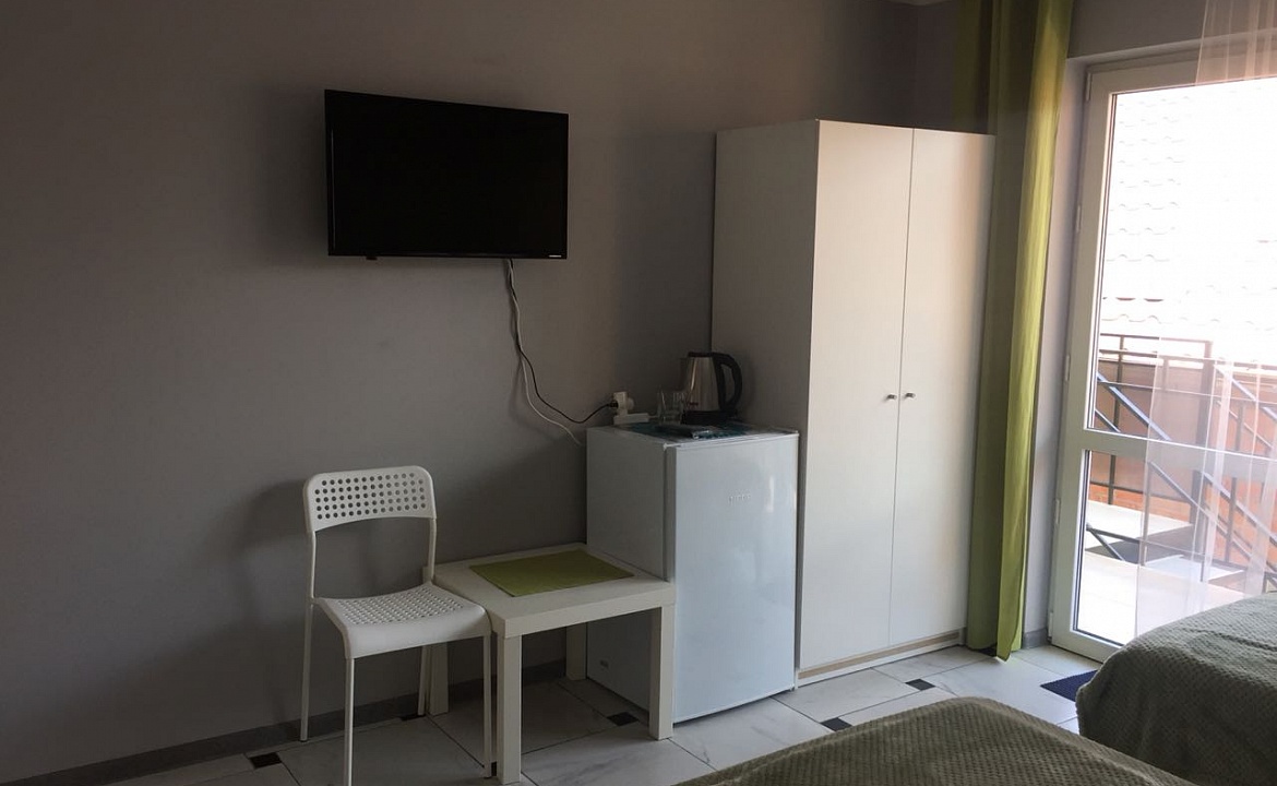 Трёхместный номер. Гостевой дом «Пчела». Ейск