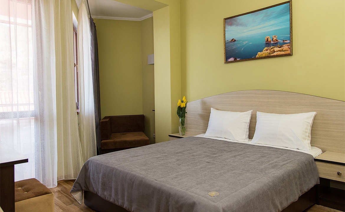 Стандарт двухместный с видом на море и горы King Size. Гостевой комплекс "Чижик Пыжик". Никита