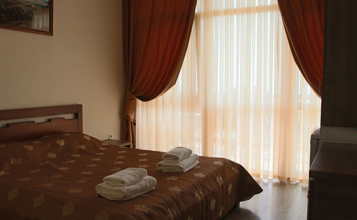 Однокомнатный двухместный номер с видом на море. Гостевой дом "Зеленая бухта". Отдых с детьми