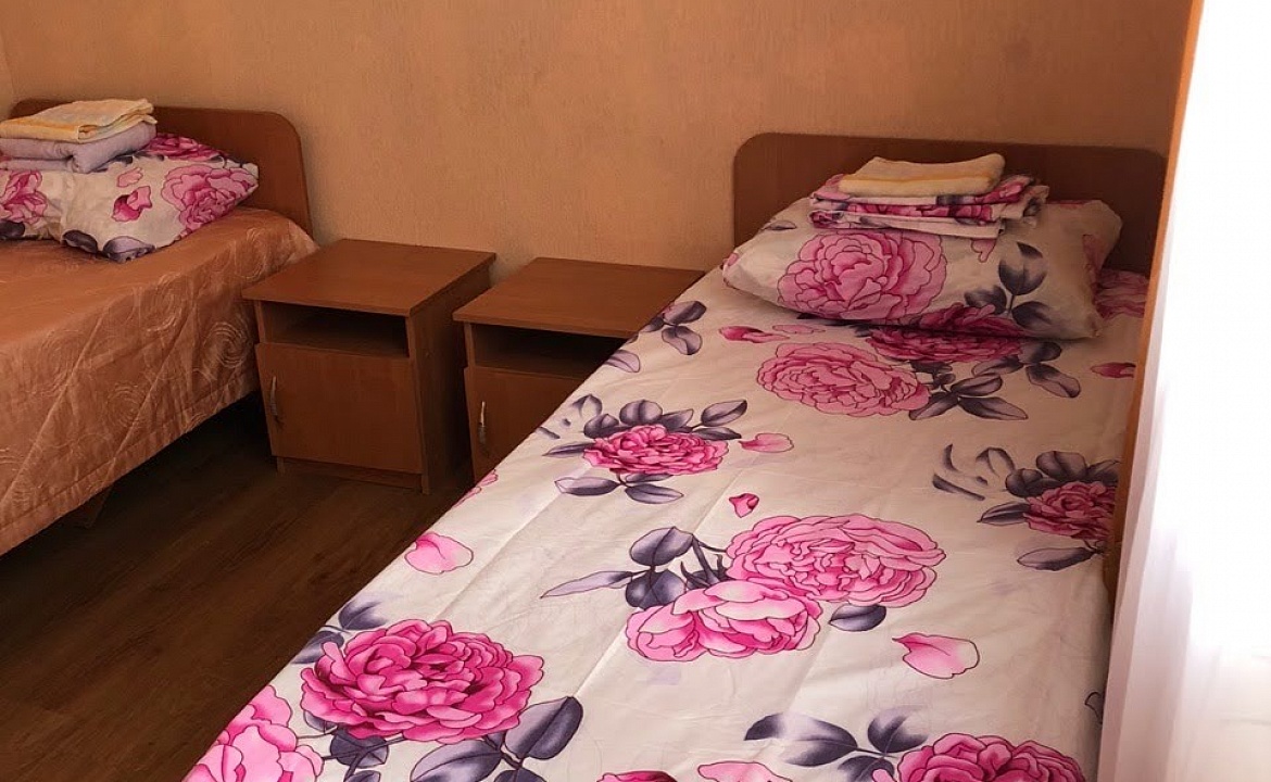 Двух местный . Частный сектор На высоком берегу . Анапа