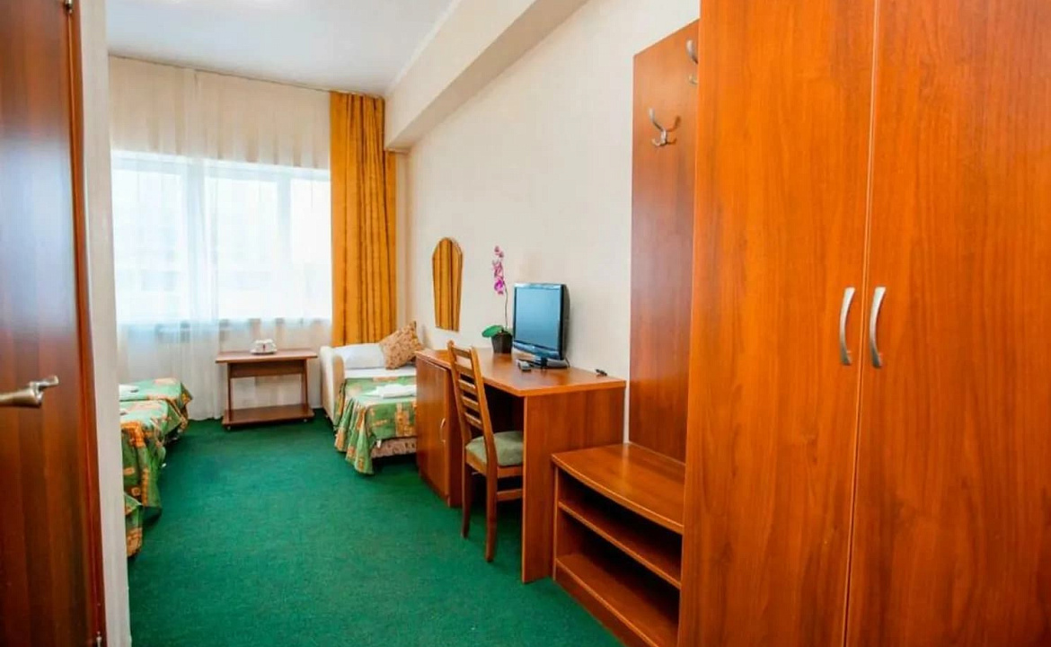 Трёхместный номер стандарт с доп местом. Отель Золотые барханы . Витязево