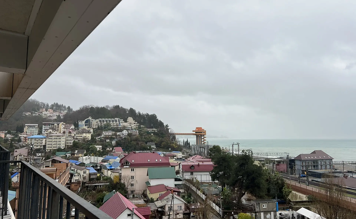 Просторная квартира цу моря с видовыми балконами 178к2. Светлая квартира с террасой и морем. Дагомыс