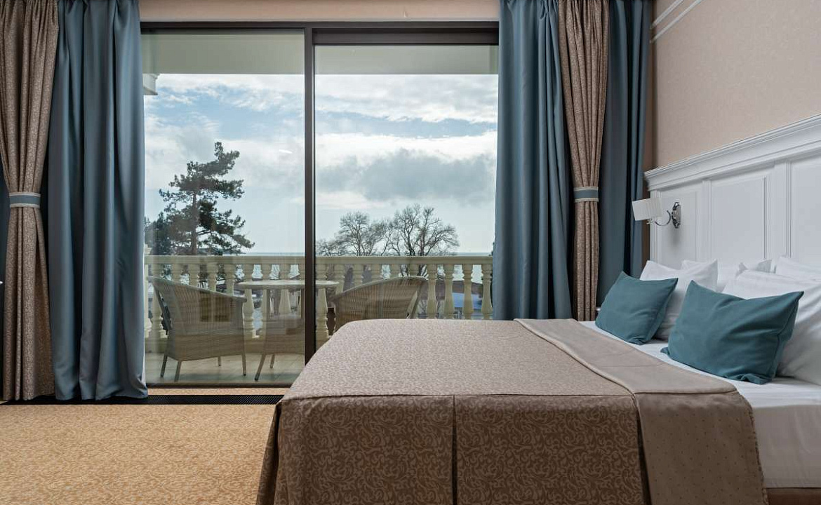 Однокомнатный двухместный номер «Стандарт». Семейный отель Династия. Геленджик