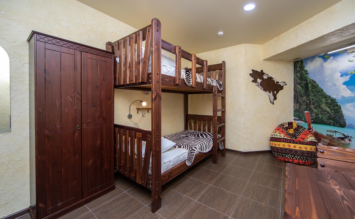Двухъярусная кровать в общем номере для мужчин с 2 кроватями. Хостел Bamboo Hotel. Адлер