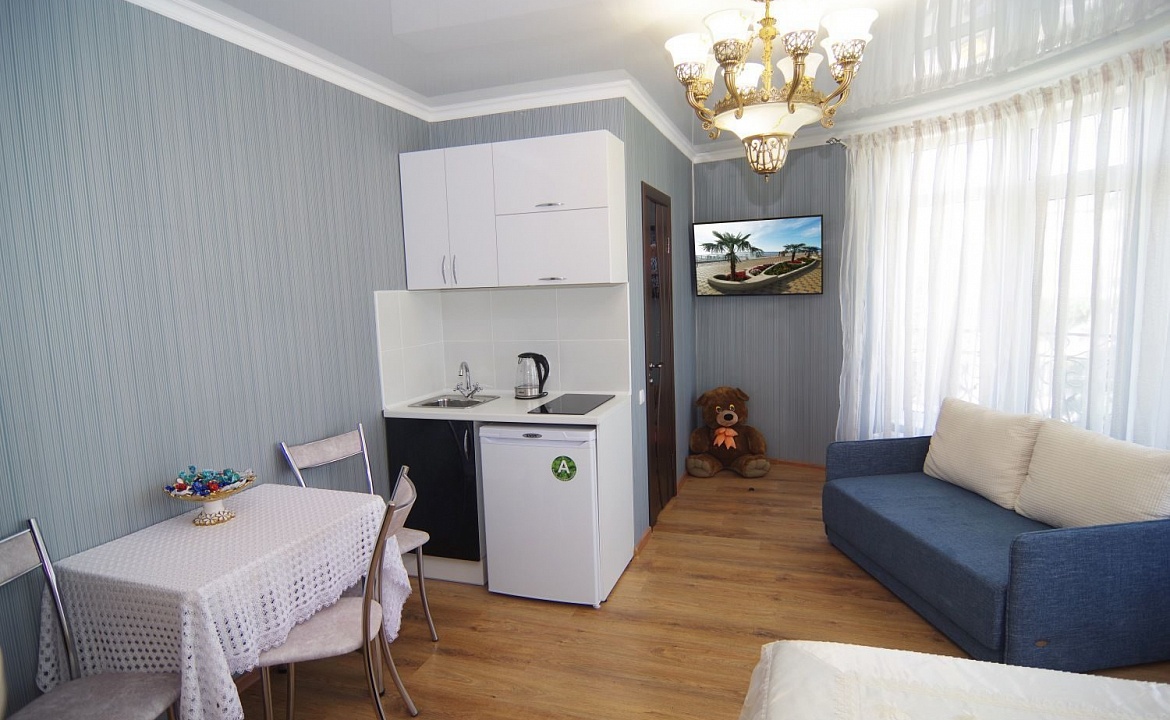 Люкс семейный 4-х местный номер с балконом. Частный гостевой дом у Ярославовны. Алушта