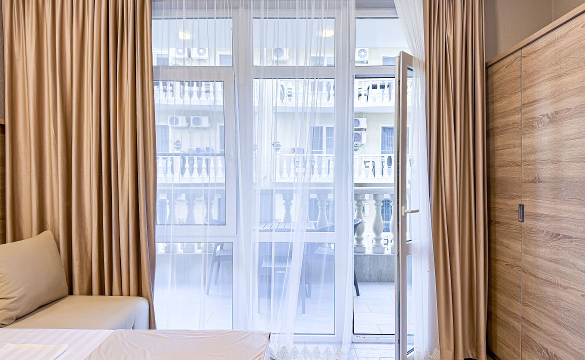 Корпус 2 Delux 5ти - местный (с балконом). Anzhelina Family Hotel. Витязево