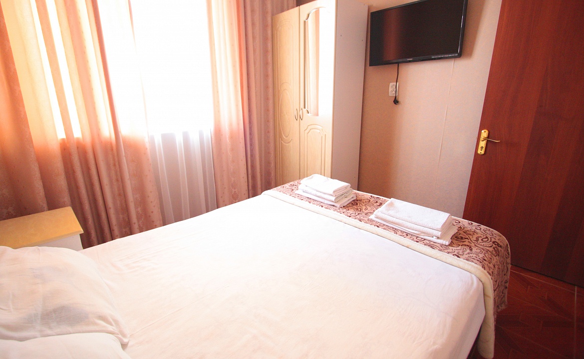 Люкс однокомнатный 2-х местный с балконом. Гостевой дом «ZIRIDIS». Витязево Люкс однокомнатный 2-х местный с балконом. Гостевой дом «ZIRIDIS». Витязево