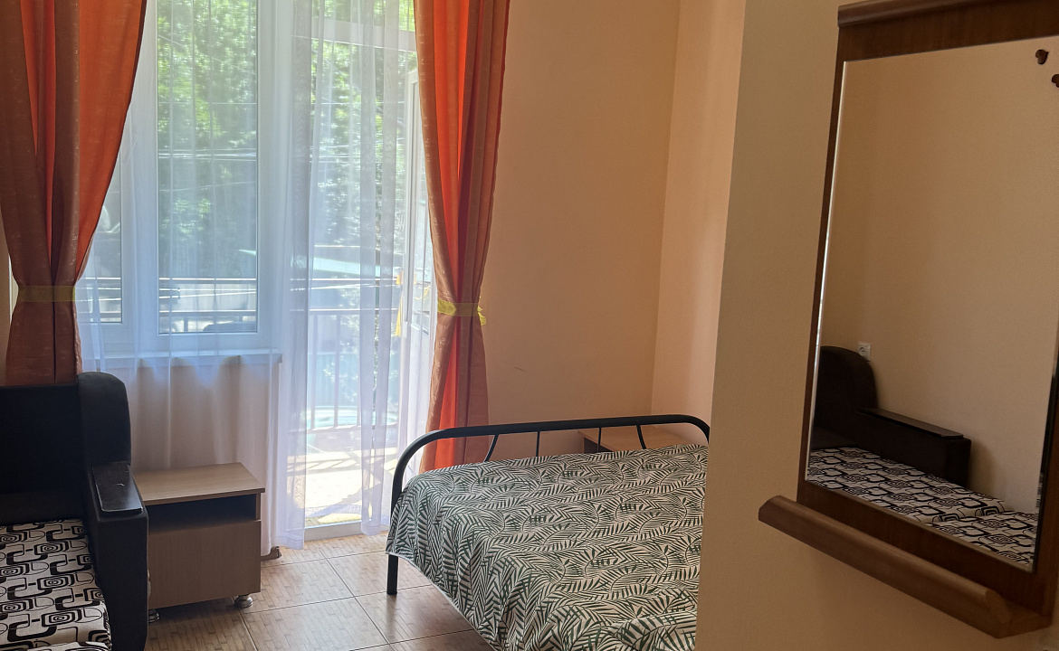 1 комнатный номер с балконом  . Гостевой дом "Пантера". Гагра