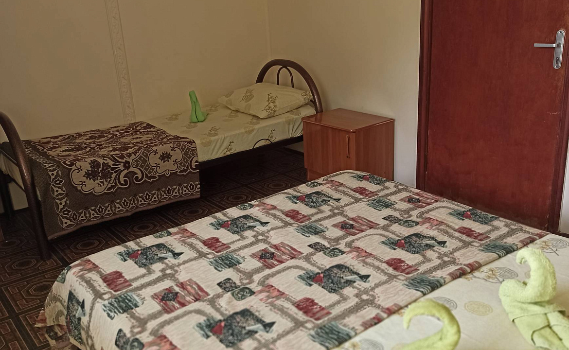 Трёхместный номер эконом. Гостевой дом Белые скалы. Лазаревское