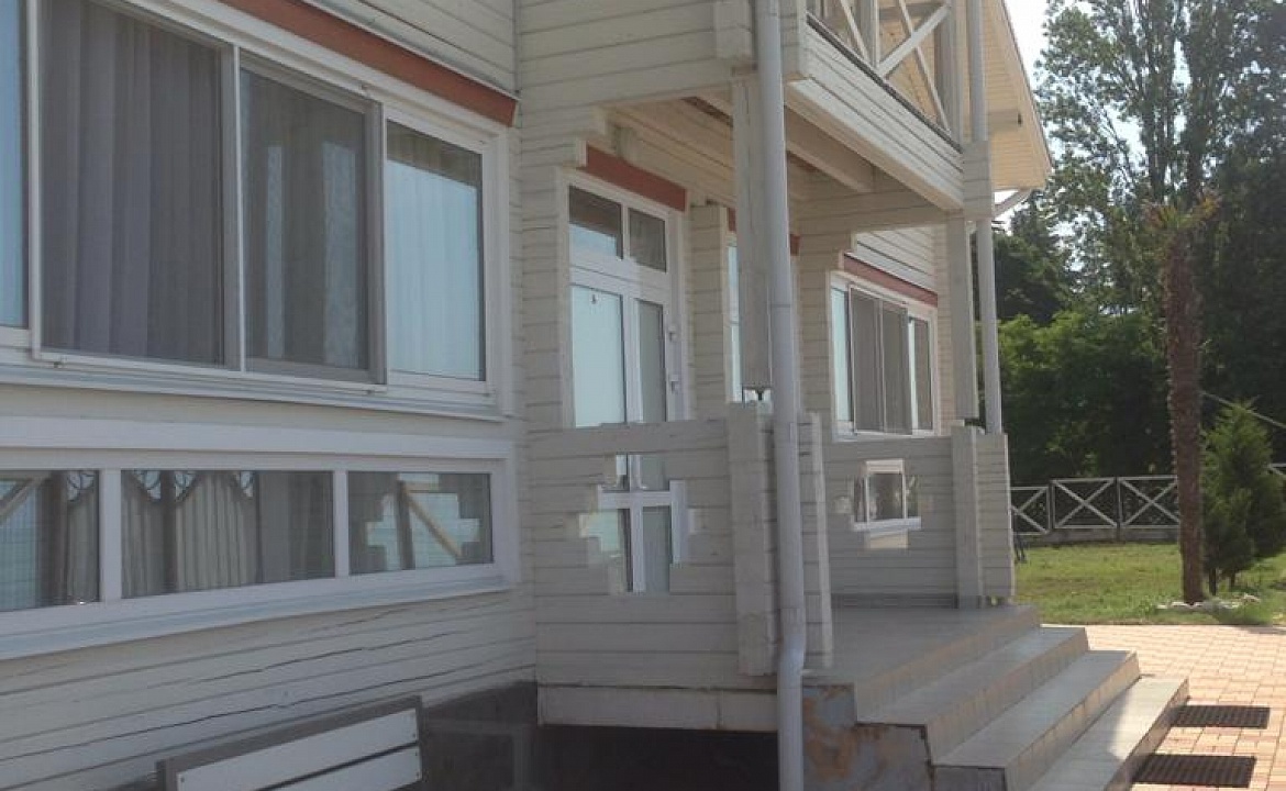 Полулюкс с витражными окнами(с видом на море). Гостевой дом "Золотые пески". Гудаута