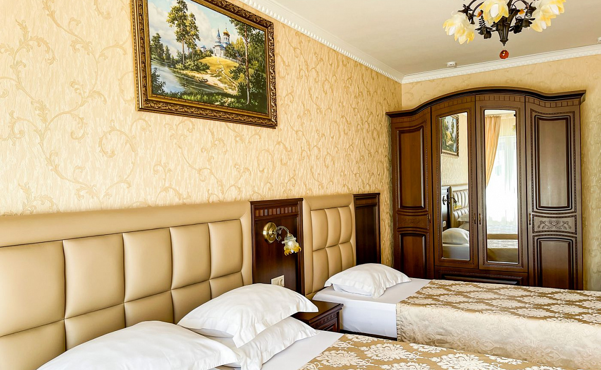 Люкс 2-х комнатный (большой) с балконом. Anzhelina Family Hotel. Витязево