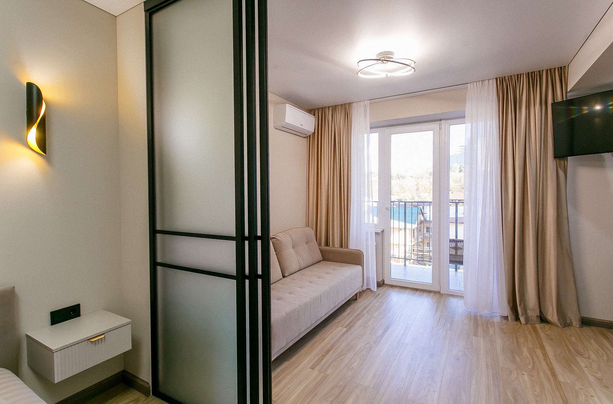 . Квартира в многоквартирном доме Квартира на первой линии с отдельной спальней. Дагомыс