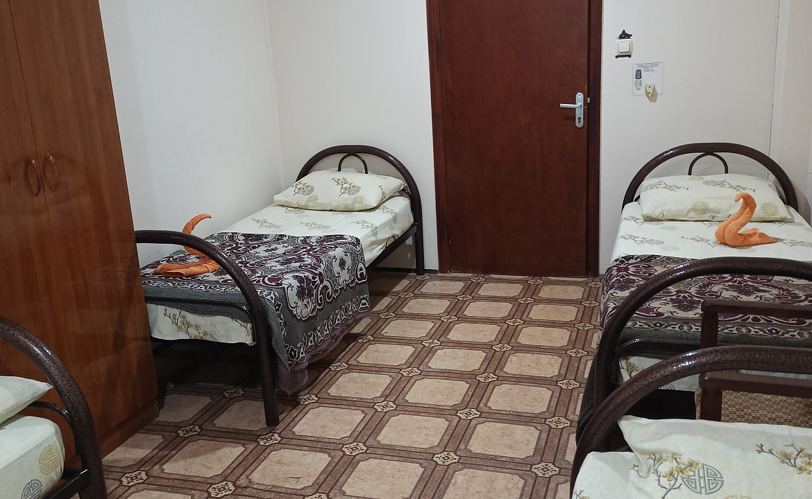 Четырёхместный номер эконом. Гостевой дом Белые скалы. Лазаревское