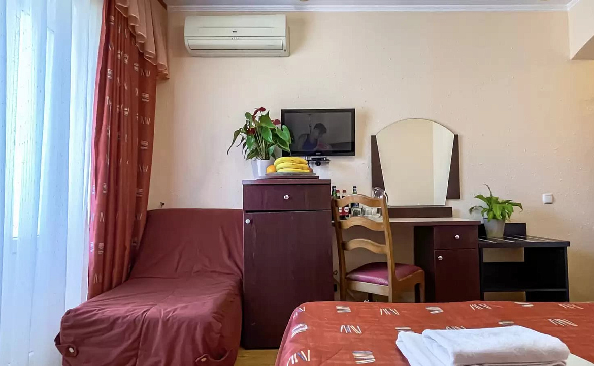 3-х местный полулюкс с двухспальной кроватью. Мини-отель "Ардо". Анапа