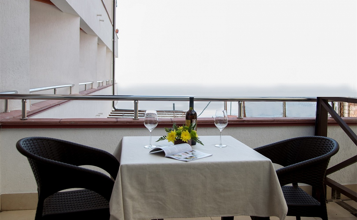 Семейный стандарт с террасой и видом на море. Гостевой комплекс "Чижик Пыжик". Никита