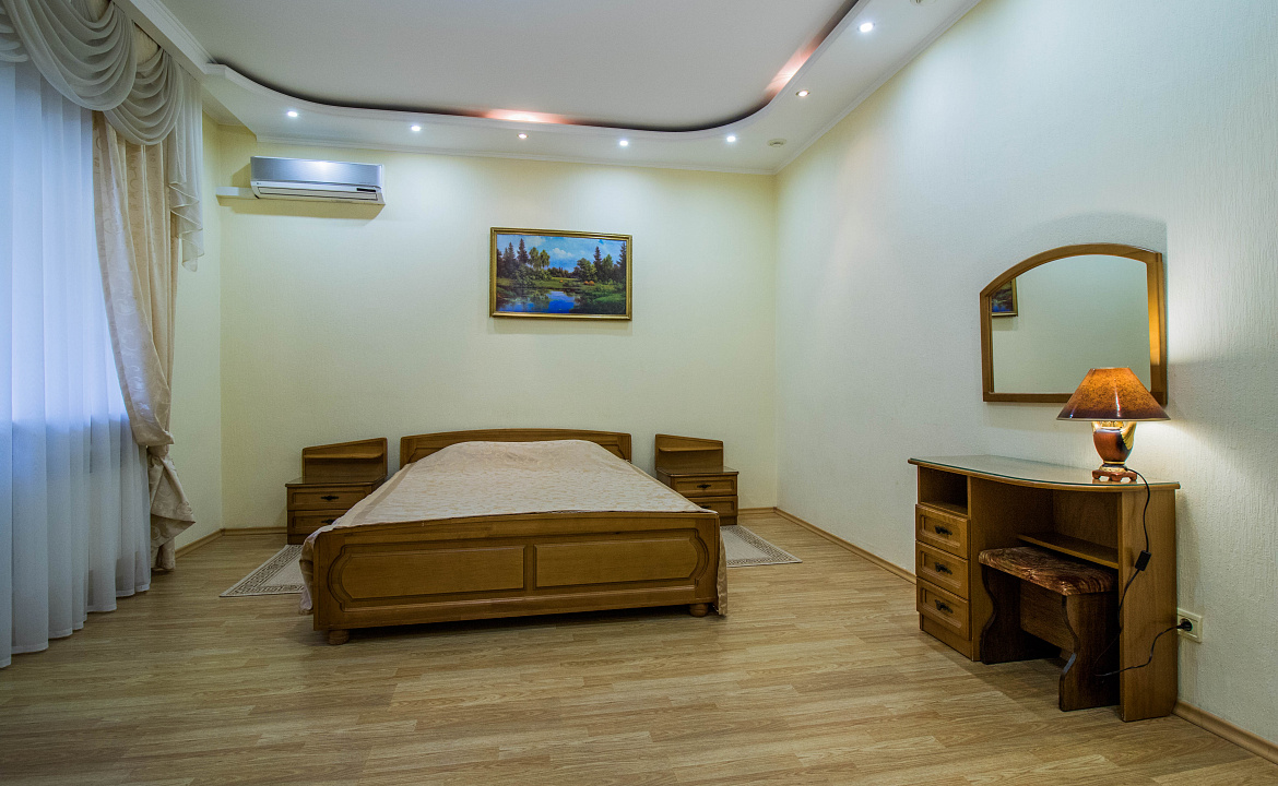 Четырехместный номер-комфорт с двуспальной кроватью и диваном-кроватью. Отель "Москва". Геленджик