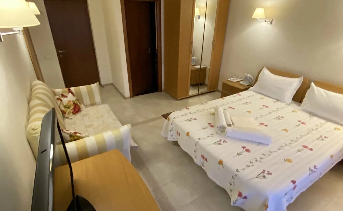 Делюкс трехместный с балконом и видом на море. Отель Пионер. Лоо