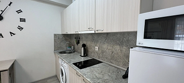 Квартира в многоквартирном доме Уютная студия у моря с панорамными окнами