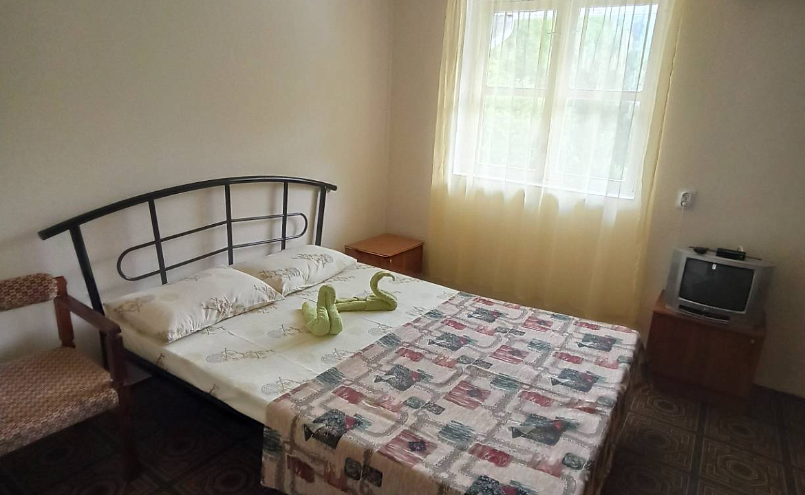 Трёхместный номер эконом. Гостевой дом Белые скалы. Лазаревское