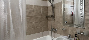 Квартира в многоквартирном доме Уютная студия у моря с панорамными окнами