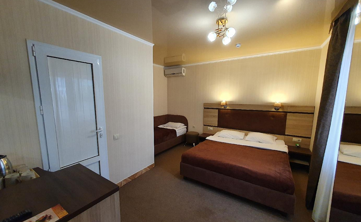 3-х местный стандарт. Отель Золотой **. Саки