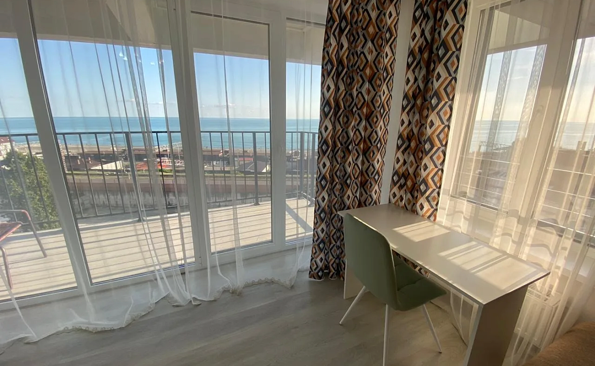 Просторная квартира цу моря с видовыми балконами 178к2. Светлая квартира с террасой и морем. Дагомыс