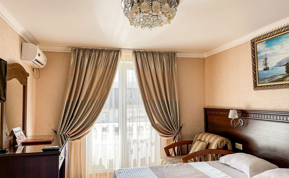 Полулюкс 4-х местный (с балконом). Anzhelina Family Hotel. Витязево