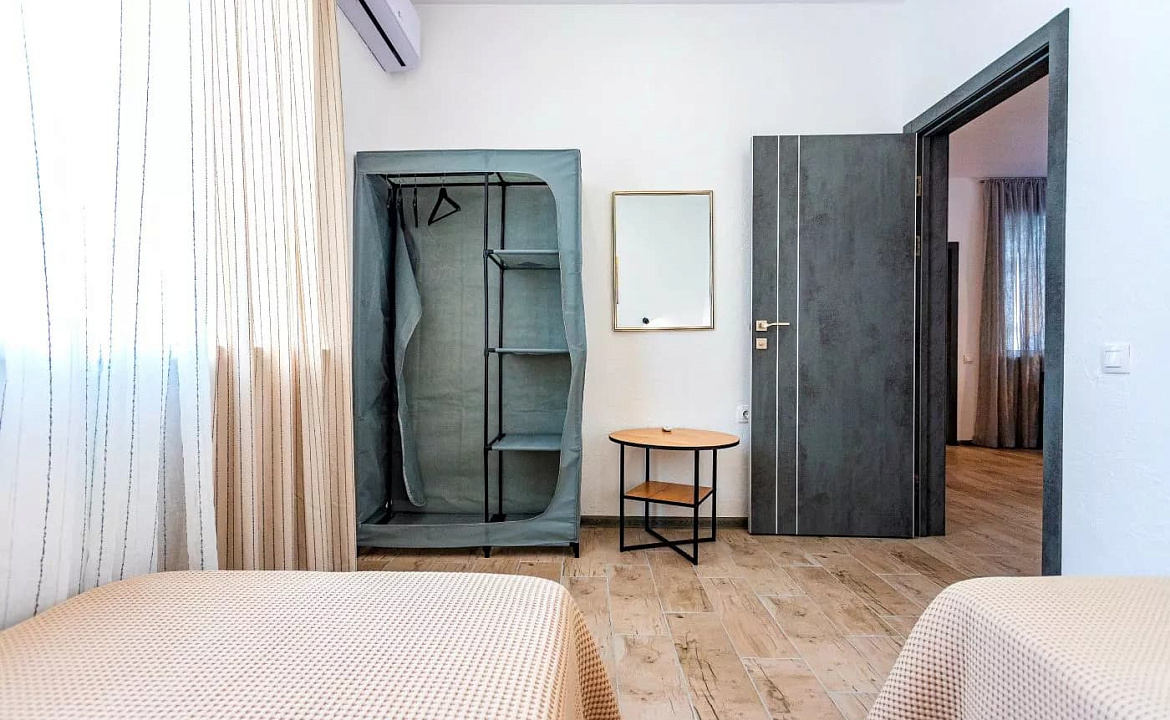 Половина дома (трехкомнатный люкс). Половина дома (трехкомнатный люкс) "У Жоровны". Геленджик Половина дома (трехкомнатный люкс). Половина дома (трехкомнатный люкс) "У Жоровны". Геленджик