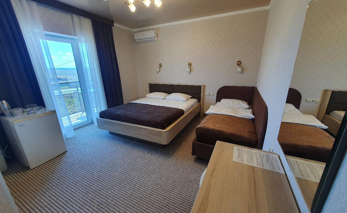 3-х местный стандарт. Гостиница  № 56 Семейный **. Симферополь