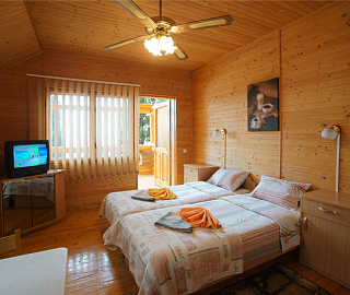 Стандартный 2-х местный номер в коттеджах №№ 8,9,13,14 – сруб. Пансионат "Форосский берег". 