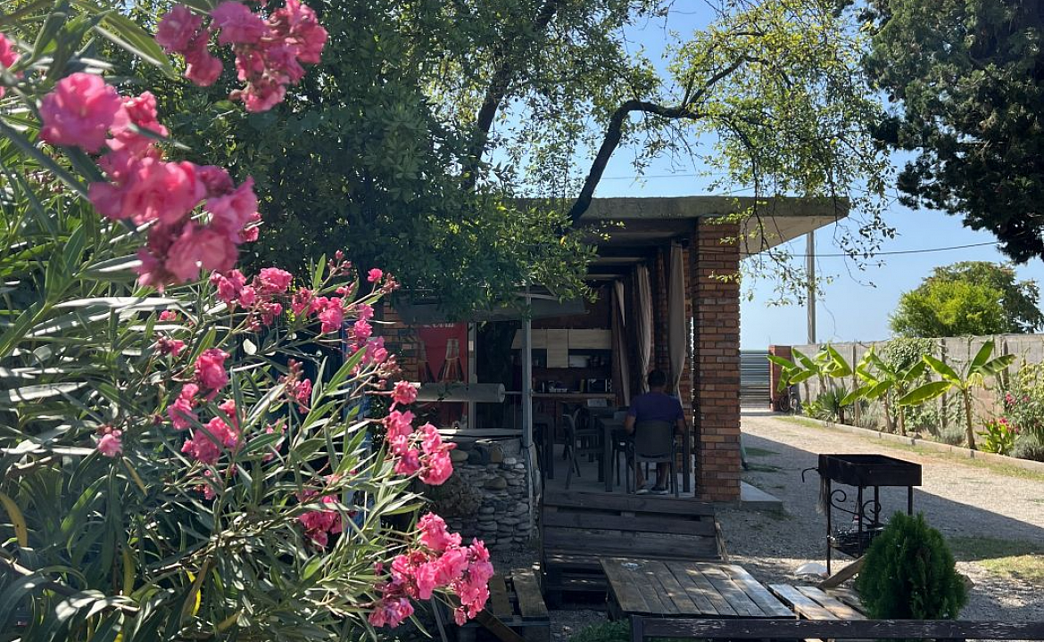 Коттедж . Гостевой комплекс Шезлонг . Гудаута