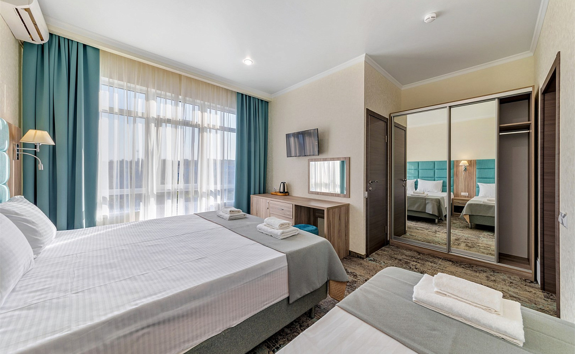 Улучшенный 3х-местный. Отель Премьер. Геленджик