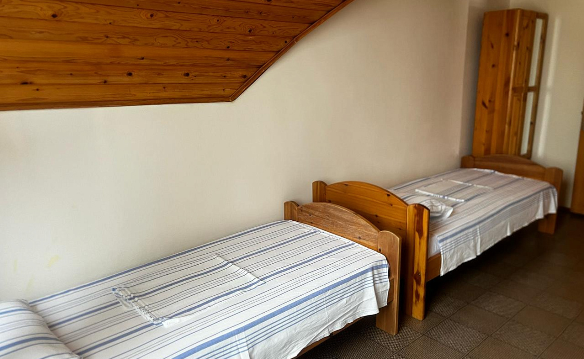 Трёхместный номер с тремя односпальными кроватями. Гостевой дом Эксклюзив. Вардане