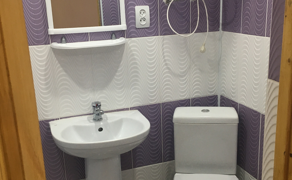 2-х местный номер с удобствами(фиол). Гостевой дом У Сергея и Веры . Гагра 2-х местный номер с удобствами(фиол). Гостевой дом У Сергея и Веры . Гагра