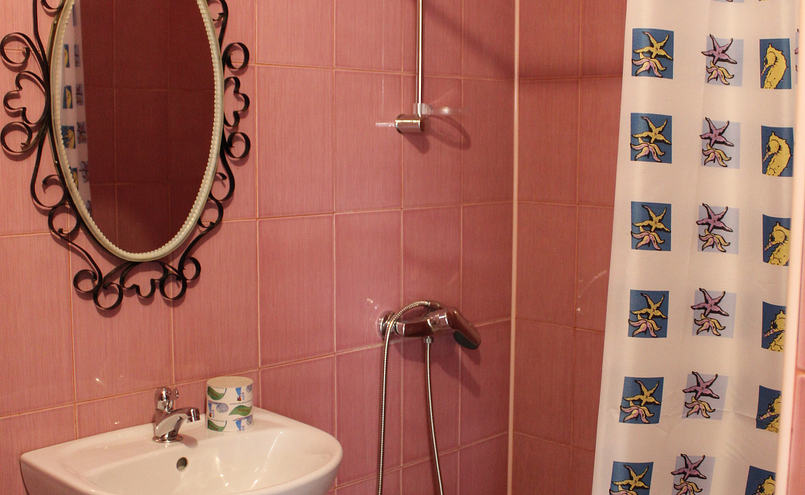 Номер с террасой . Гостевой дом У Наталии . Джубга