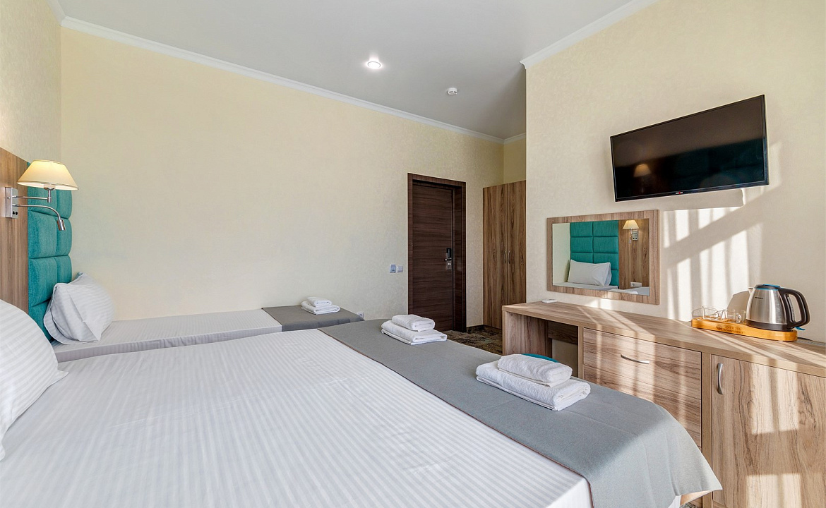 Улучшенный 3х-местный. Отель Премьер. Геленджик