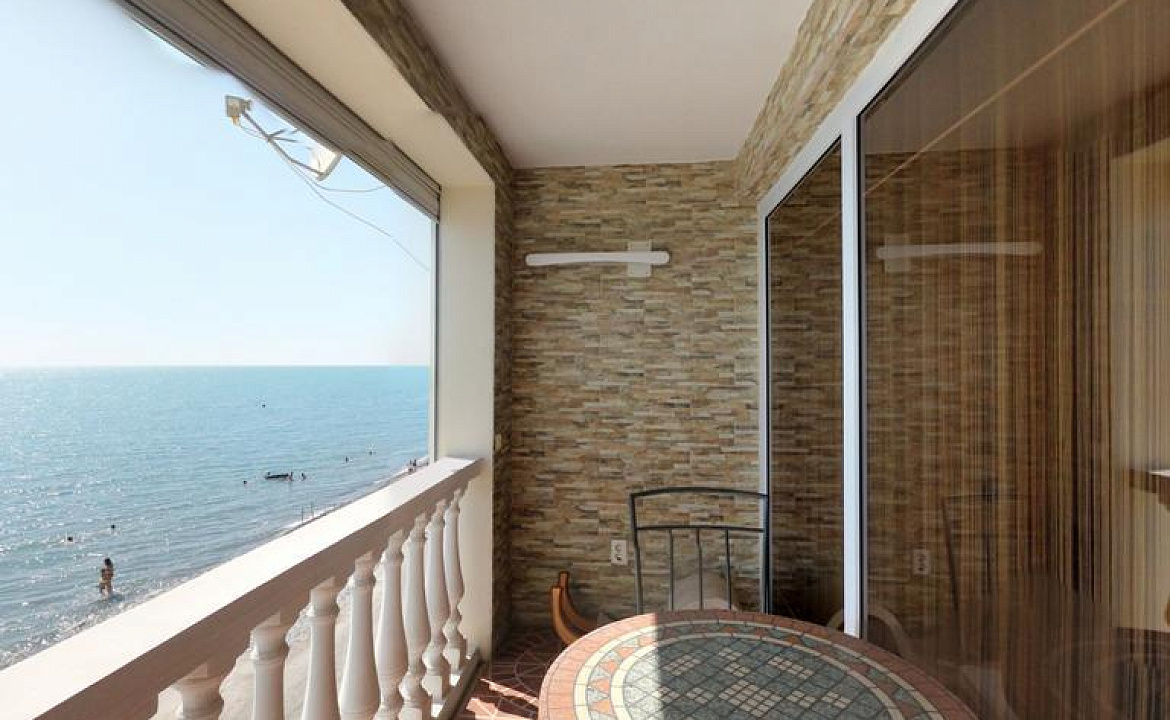 Делюкс трехместный с балконом и видом на море. Отель Пионер. Лоо